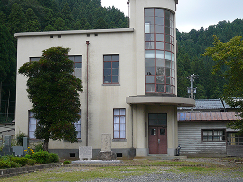 嶋会館と恵迪斎跡碑