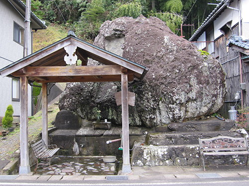 西のお題目岩